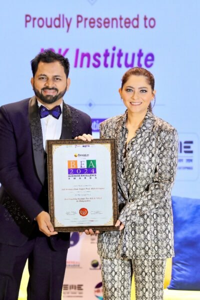 Prof Mukesh Gupta recognised for his dedication and success in JEE & NEET coaching at JSK Institute Thane, honored by Famous Marathi Actress Sonalee Kulkarni