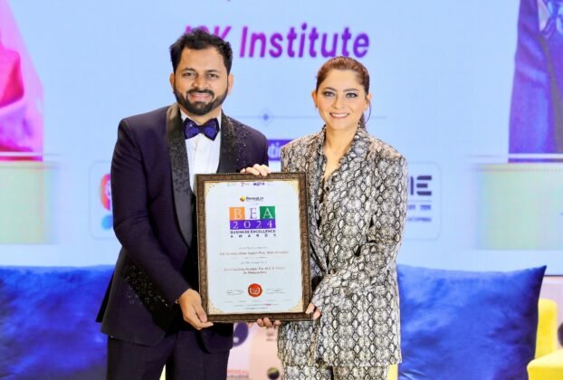 Prof Mukesh Gupta recognised for his dedication and success in JEE & NEET coaching at JSK Institute Thane, honored by Famous Marathi Actress Sonalee Kulkarni