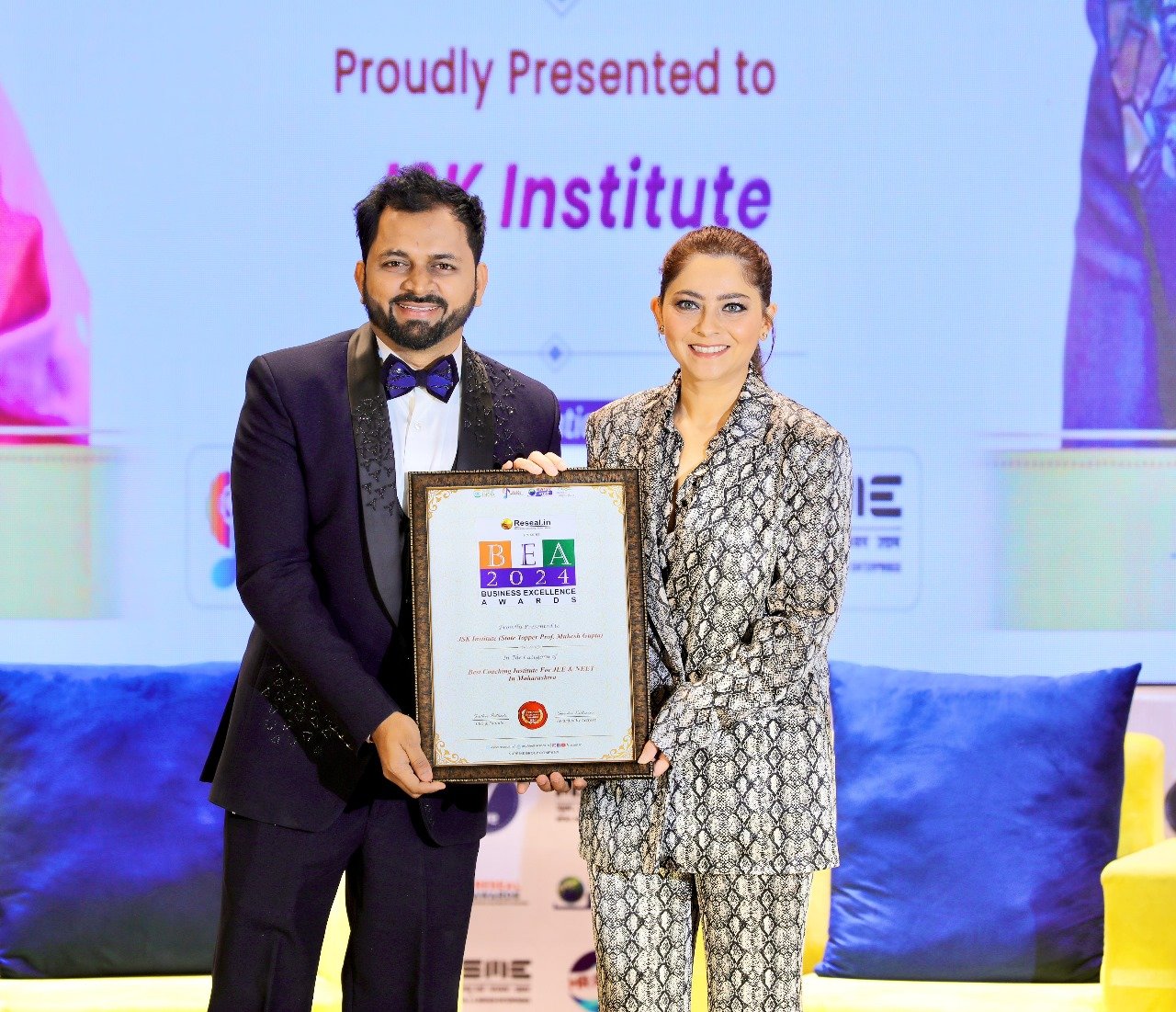 Prof Mukesh Gupta recognised for his dedication and success in JEE & NEET coaching at JSK Institute Thane, honored by Famous Marathi Actress Sonalee Kulkarni