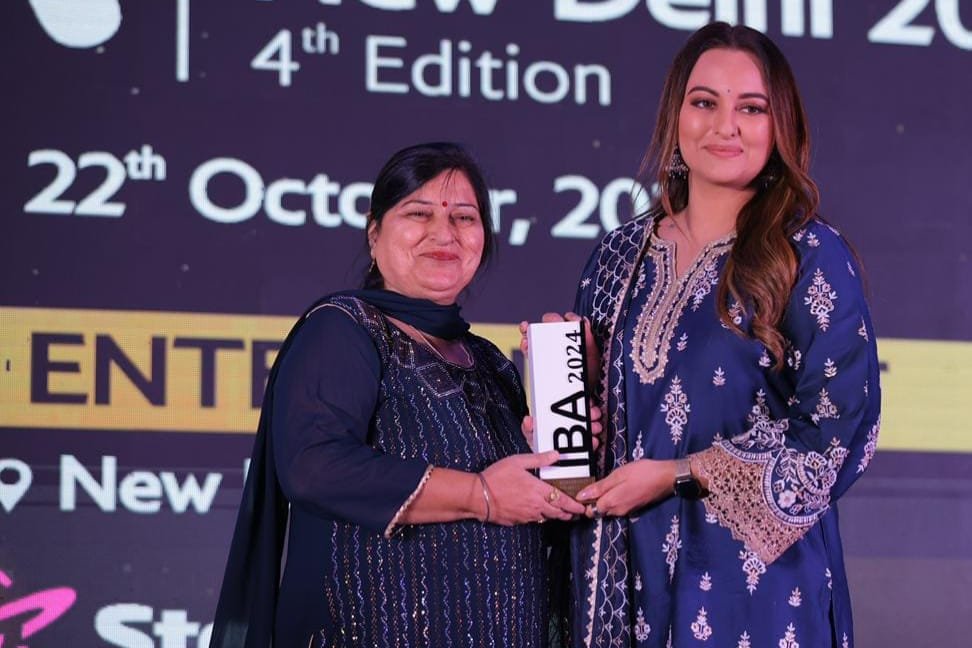 Sonakshi Sinha Honors Punam Gupta with a Prestigious Business Award.